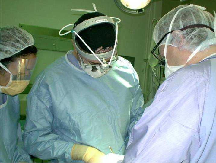 Prof. Dr. Guilherme Campos und OA. Dr. Ruxandra Ciovica im Operationssaal Prof. Dr. Guilherme Campos und OA. Dr. Ruxandra Ciovica im Operationssaal